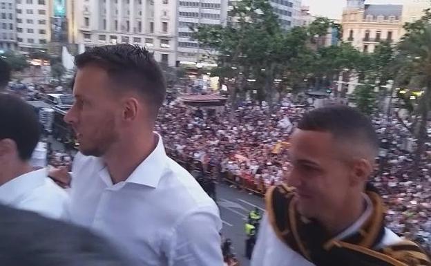 Vídeo. El equipo celebra la victoria con la afición desde el balcón del Ayuntamiento.