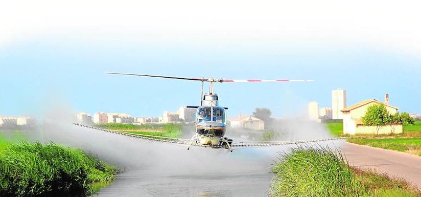 Fumigación. Un helicóptero rocía con insecticida un humedal para luchar contra las larvas de mosquitos.