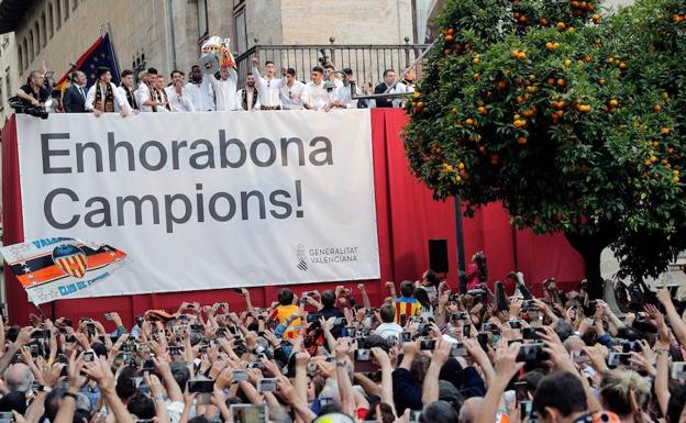 Los jugadores del Valencia CF levantan el trofeo de la Copa del Rey desde el balcón del Palau de la Generalitat tras la visita institucional que han mantenido con el president Ximo Puig .