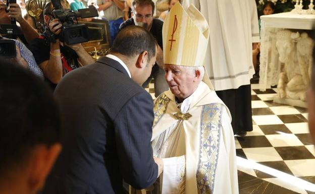 El presidente valencianistas, con el cardenal Cañizares en la basílica.