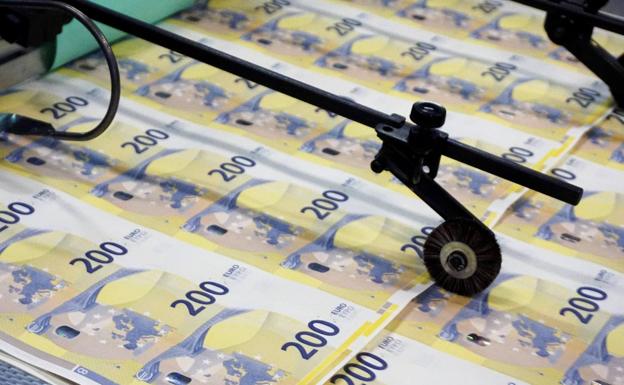 Imagen principal - Nuevos billetes de 100 euros y 200 euros.