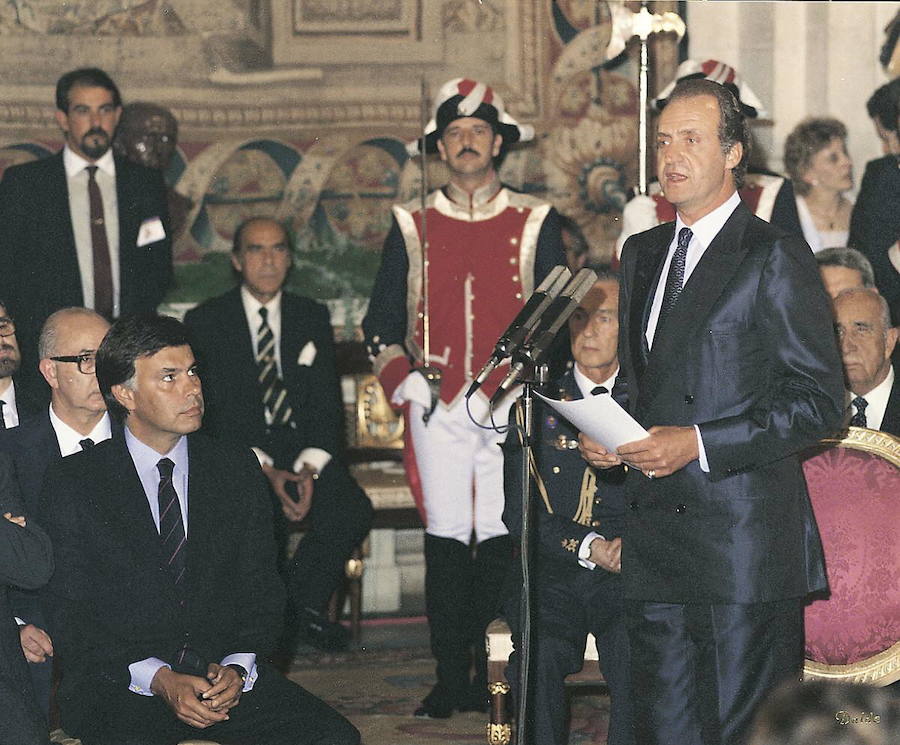 El rey Juan Carlos ha decidido abandonar su actividad pública casi 44 años después de su proclamación el 22 de noviembre de 1975 y a los 5 años de abdicar la Corona en su hijo, Felipe VI. Protagonista de uno de los reinados más largo de la historia (casi 39 años) don Juan Carlos nació en Roma el 5 de enero de 1938. Primer hijo varón de don Juan de Borbón y Battenberg y de doña María de las Mercedes de Borbón y Orleáns, a los tres años se convirtió en heredero de la Casa Real española al abdicar su abuelo, Alfonso XIII, en su padre.