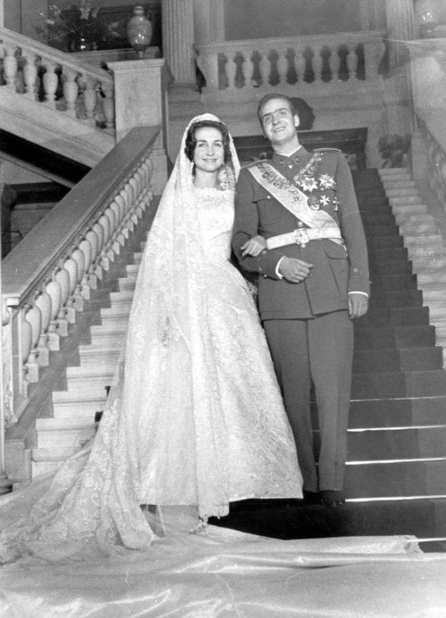 El rey Juan Carlos ha decidido abandonar su actividad pública casi 44 años después de su proclamación el 22 de noviembre de 1975 y a los 5 años de abdicar la Corona en su hijo, Felipe VI. Protagonista de uno de los reinados más largo de la historia (casi 39 años) don Juan Carlos nació en Roma el 5 de enero de 1938. Primer hijo varón de don Juan de Borbón y Battenberg y de doña María de las Mercedes de Borbón y Orleáns, a los tres años se convirtió en heredero de la Casa Real española al abdicar su abuelo, Alfonso XIII, en su padre.