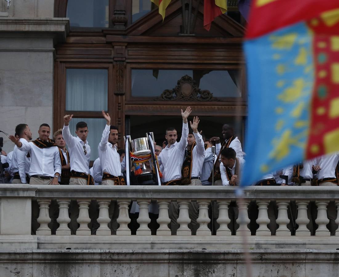 Jugadores, técnicos y directivos del Valencia CF han ofrecido el trofeo de la octava Copa del Rey a la Mare de Déu dels Desamparats, la Geperudeta, en la Basílica de la Virgen. Tras este acto se han dirigido al Palau de la Generalitat, donde les ha recibido Ximo Puig y al Ayuntamiento, donde les esperaba Joan Ribó. 