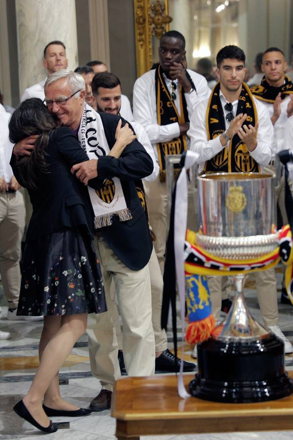 Jugadores, técnicos y directivos del Valencia CF han ofrecido el trofeo de la octava Copa del Rey a la Mare de Déu dels Desamparats, la Geperudeta, en la Basílica de la Virgen. Tras este acto se han dirigido al Palau de la Generalitat, donde les ha recibido Ximo Puig y al Ayuntamiento, donde les esperaba Joan Ribó. 