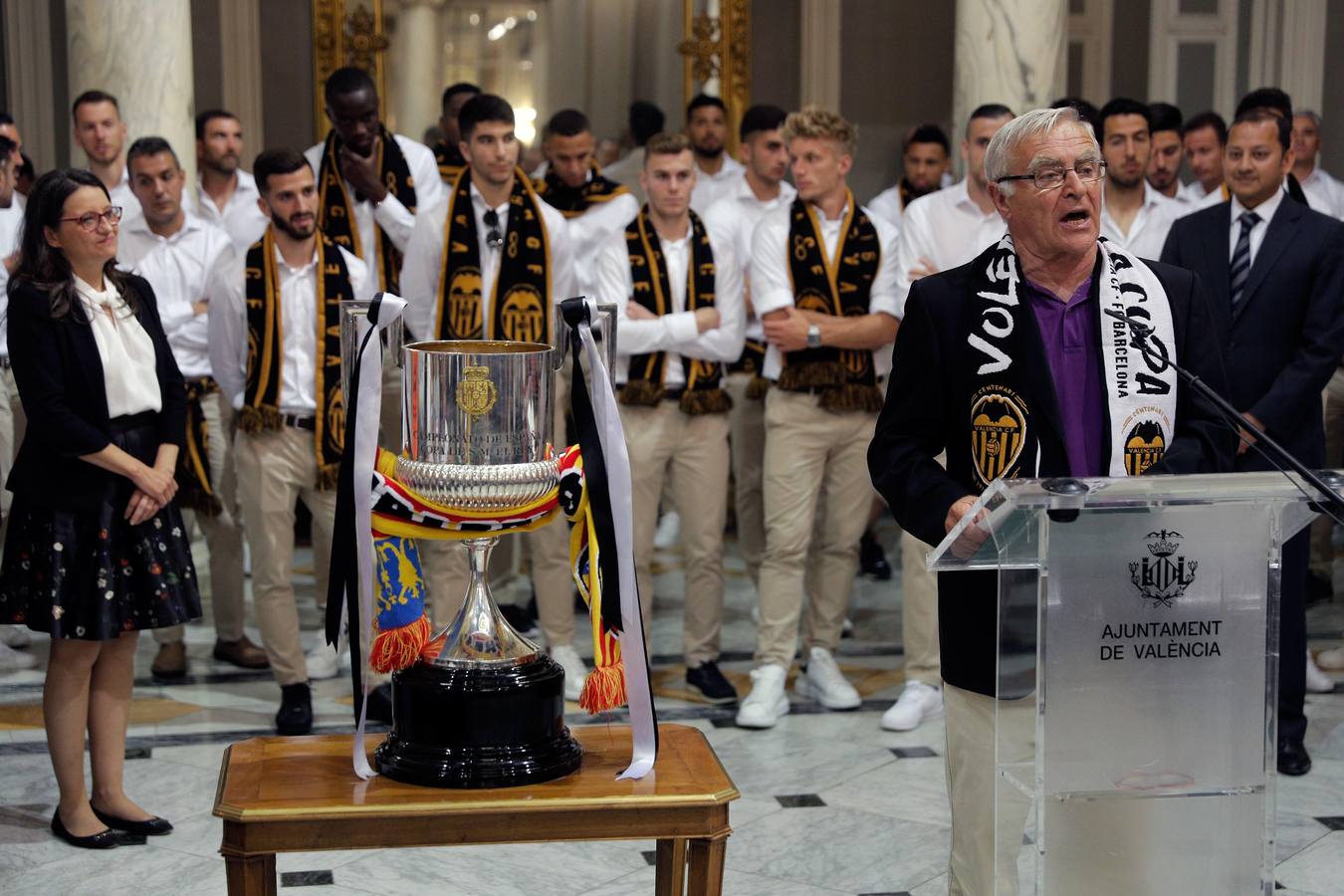 Jugadores, técnicos y directivos del Valencia CF han ofrecido el trofeo de la octava Copa del Rey a la Mare de Déu dels Desamparats, la Geperudeta, en la Basílica de la Virgen. Tras este acto se han dirigido al Palau de la Generalitat, donde les ha recibido Ximo Puig y al Ayuntamiento, donde les esperaba Joan Ribó. 