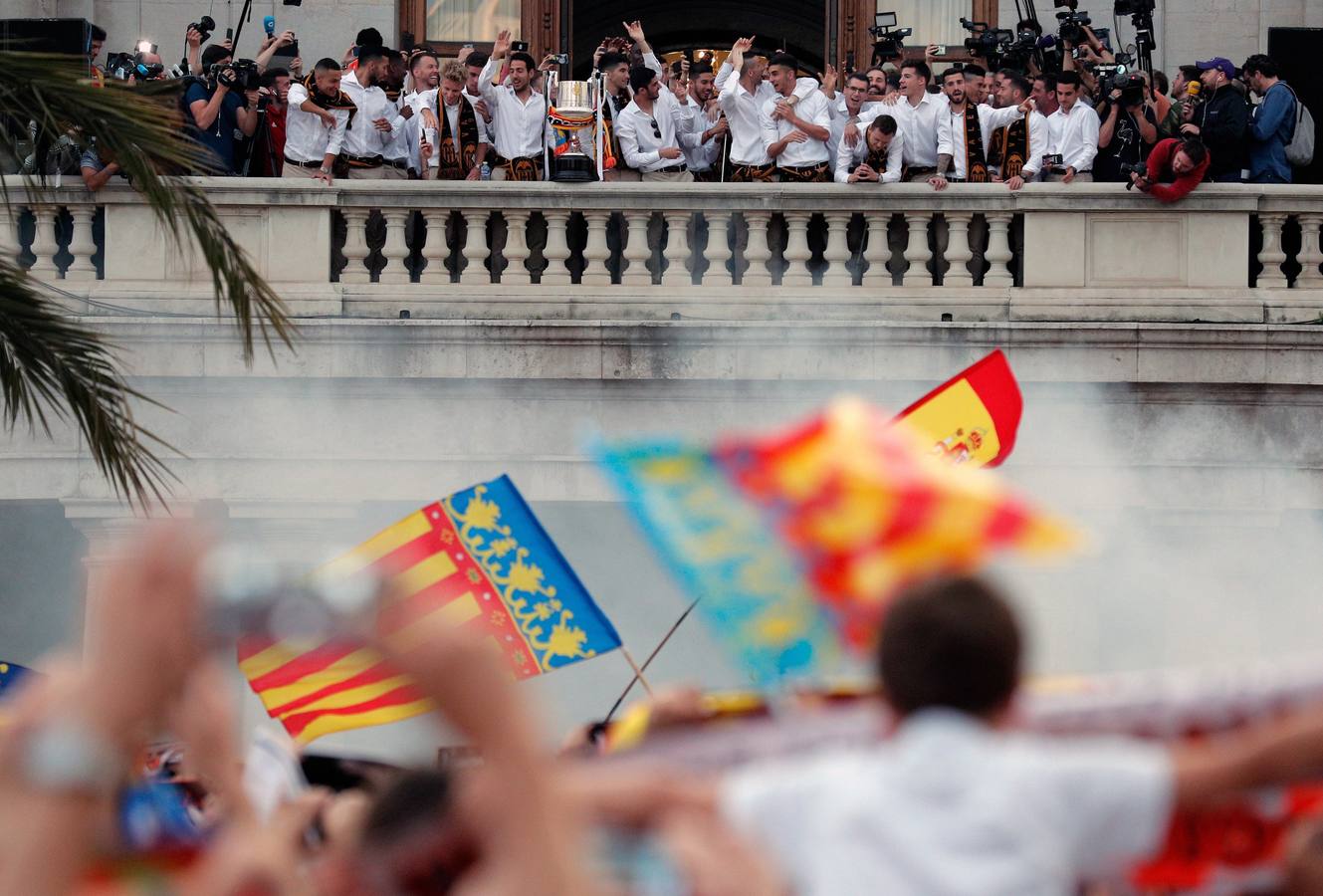 Jugadores, técnicos y directivos del Valencia CF han ofrecido el trofeo de la octava Copa del Rey a la Mare de Déu dels Desamparats, la Geperudeta, en la Basílica de la Virgen. Tras este acto se han dirigido al Palau de la Generalitat, donde les ha recibido Ximo Puig y al Ayuntamiento, donde les esperaba Joan Ribó. 