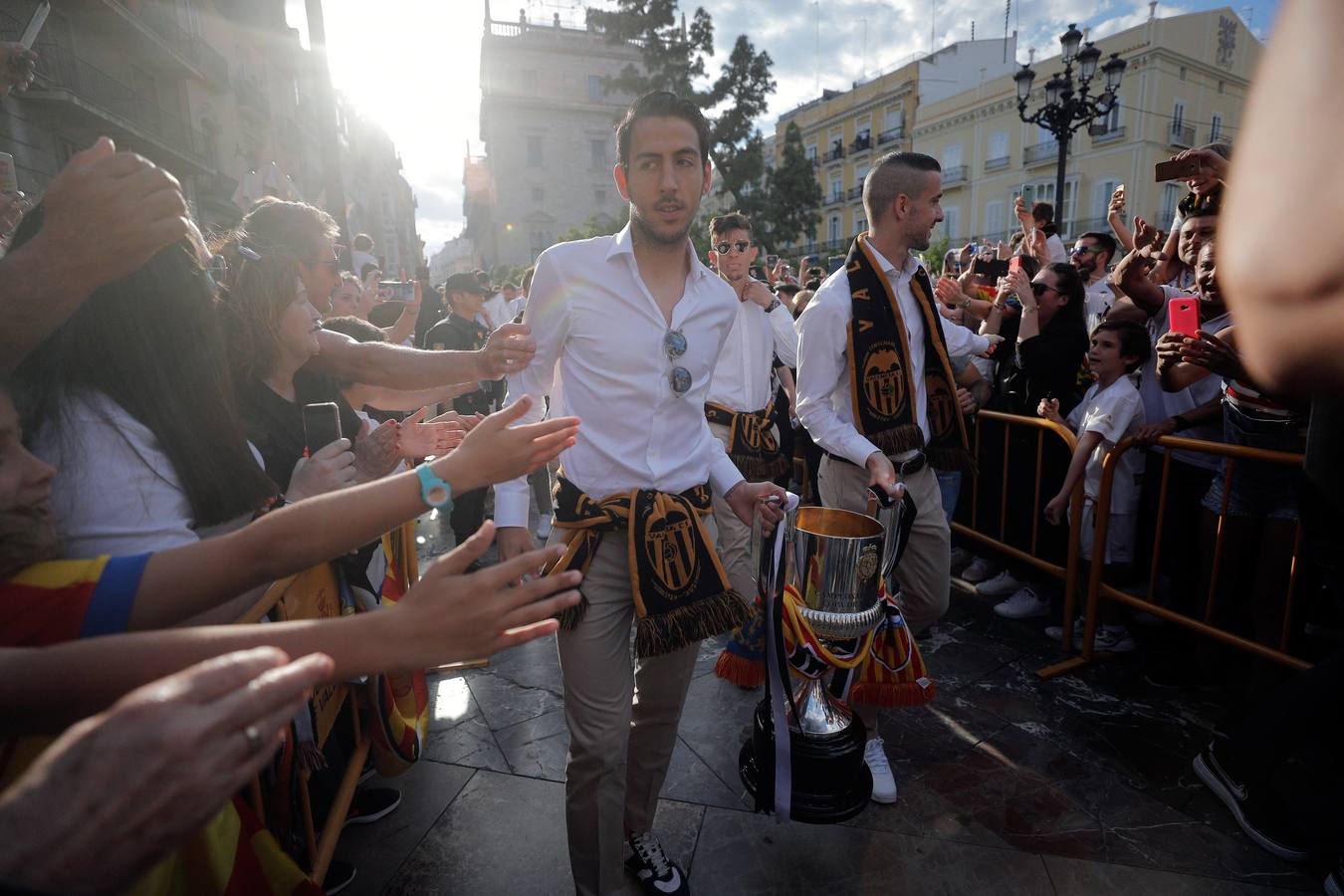 Jugadores, técnicos y directivos del Valencia CF han ofrecido el trofeo de la octava Copa del Rey a la Mare de Déu dels Desamparats, la Geperudeta, en la Basílica de la Virgen. Tras este acto se han dirigido al Palau de la Generalitat, donde les ha recibido Ximo Puig.