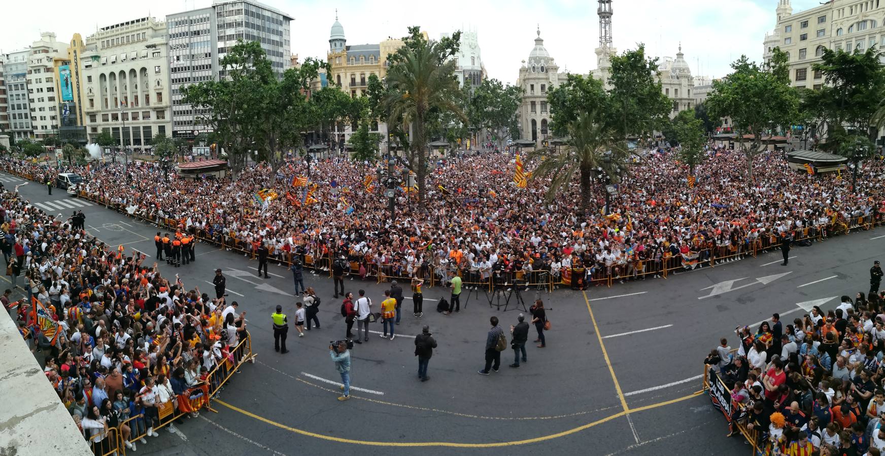 Jugadores, técnicos y directivos del Valencia CF han ofrecido el trofeo de la octava Copa del Rey a la Mare de Déu dels Desamparats, la Geperudeta, en la Basílica de la Virgen. Tras este acto se han dirigido al Palau de la Generalitat, donde les ha recibido Ximo Puig.