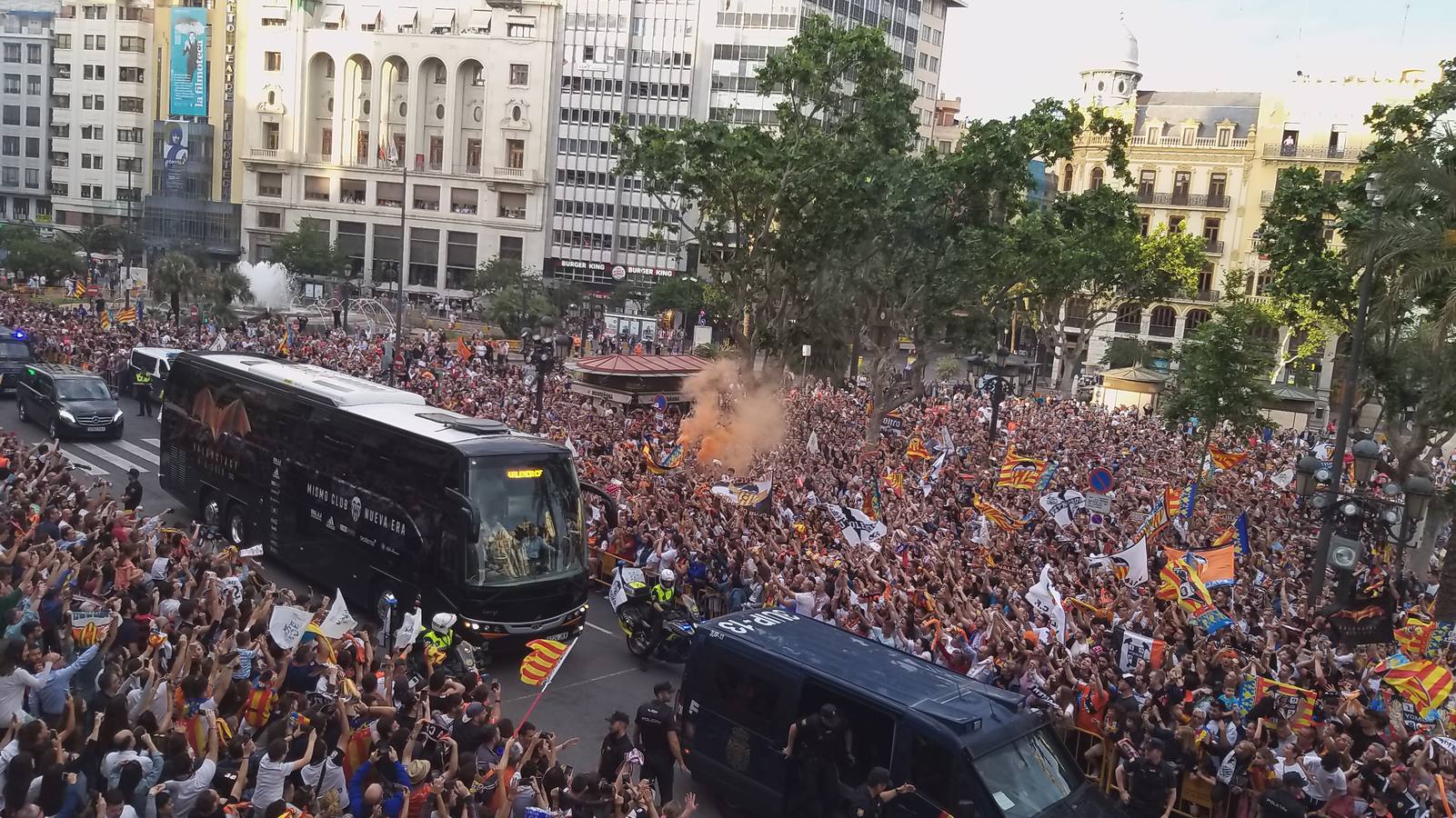 Jugadores, técnicos y directivos del Valencia CF han ofrecido el trofeo de la octava Copa del Rey a la Mare de Déu dels Desamparats, la Geperudeta, en la Basílica de la Virgen. Tras este acto se han dirigido al Palau de la Generalitat, donde les ha recibido Ximo Puig.