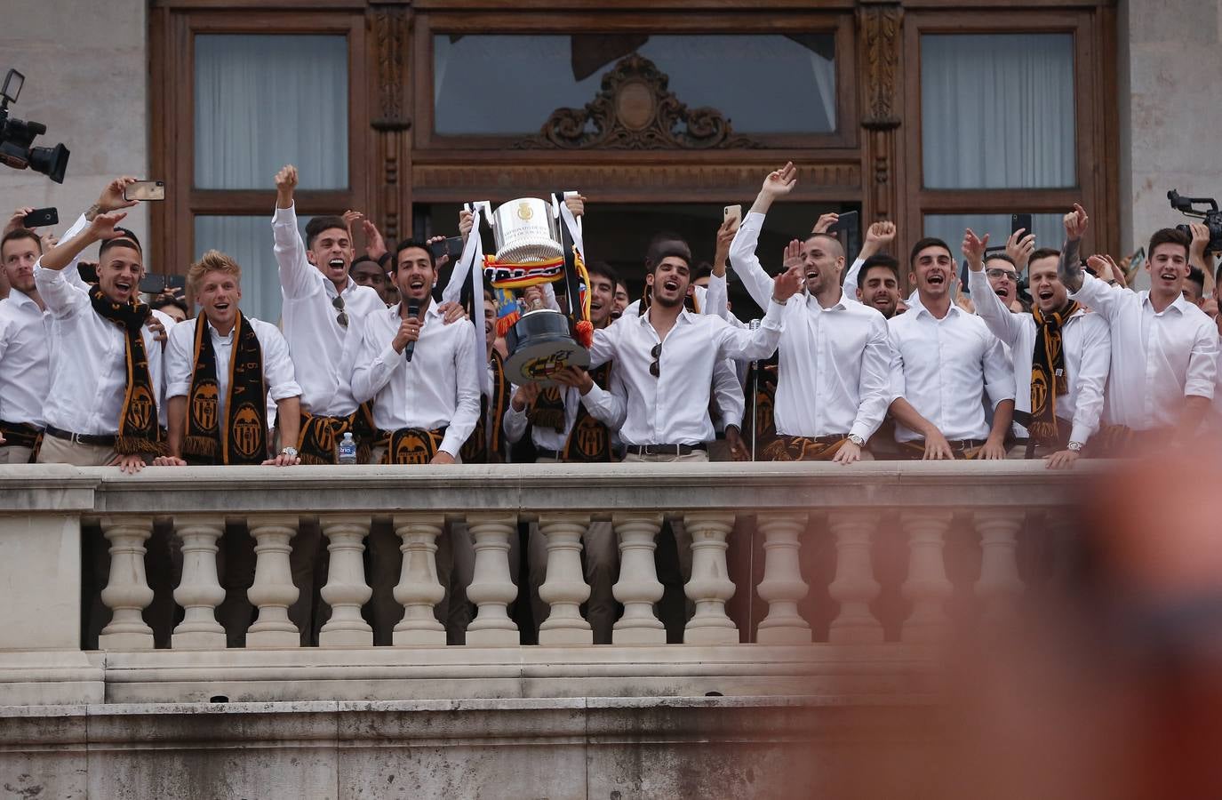 Jugadores, técnicos y directivos del Valencia CF han ofrecido el trofeo de la octava Copa del Rey a la Mare de Déu dels Desamparats, la Geperudeta, en la Basílica de la Virgen. Tras este acto se han dirigido al Palau de la Generalitat, donde les ha recibido Ximo Puig y al Ayuntamiento, donde les esperaba Joan Ribó. 