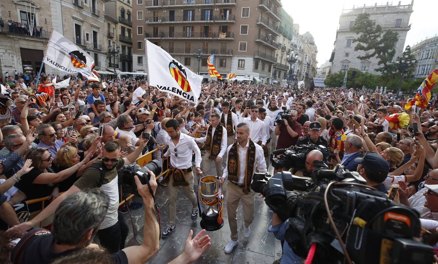 Jugadores, técnicos y directivos del Valencia CF han ofrecido el trofeo de la octava Copa del Rey a la Mare de Déu dels Desamparats, la Geperudeta, en la Basílica de la Virgen. Tras este acto se han dirigido al Palau de la Generalitat, donde les ha recibido Ximo Puig y al Ayuntamiento, donde les esperaba Joan Ribó. 