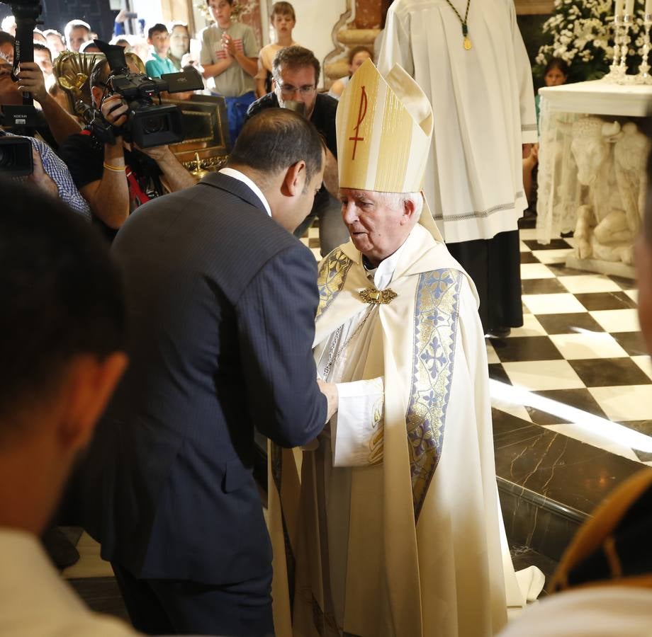 Jugadores, técnicos y directivos del Valencia CF han ofrecido el trofeo de la octava Copa del Rey a la Mare de Déu dels Desamparats, la Geperudeta, en la Basílica de la Virgen. Tras este acto se han dirigido al Palau de la Generalitat, donde les ha recibido Ximo Puig y al Ayuntamiento, donde les esperaba Joan Ribó. 