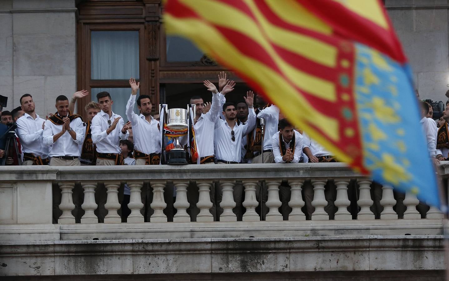 Jugadores, técnicos y directivos del Valencia CF han ofrecido el trofeo de la octava Copa del Rey a la Mare de Déu dels Desamparats, la Geperudeta, en la Basílica de la Virgen. Tras este acto se han dirigido al Palau de la Generalitat, donde les ha recibido Ximo Puig y al Ayuntamiento, donde les esperaba Joan Ribó. 