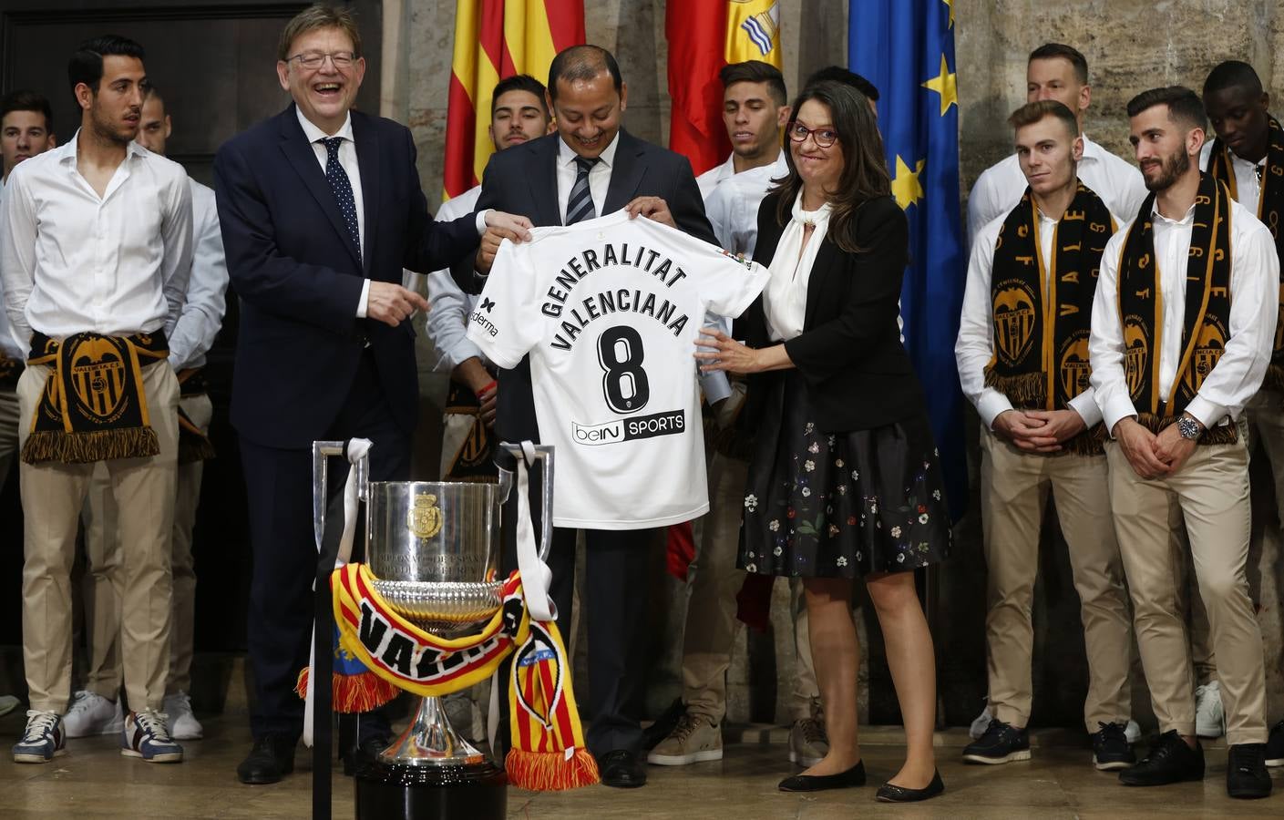 Jugadores, técnicos y directivos del Valencia CF han ofrecido el trofeo de la octava Copa del Rey a la Mare de Déu dels Desamparats, la Geperudeta, en la Basílica de la Virgen. Tras este acto se han dirigido al Palau de la Generalitat, donde les ha recibido Ximo Puig y al Ayuntamiento, donde les esperaba Joan Ribó. 