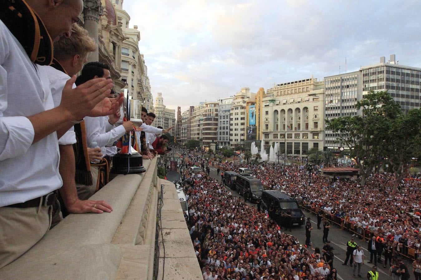 Jugadores, técnicos y directivos del Valencia CF han ofrecido el trofeo de la octava Copa del Rey a la Mare de Déu dels Desamparats, la Geperudeta, en la Basílica de la Virgen. Tras este acto se han dirigido al Palau de la Generalitat, donde les ha recibido Ximo Puig y al Ayuntamiento, donde les esperaba Joan Ribó. 