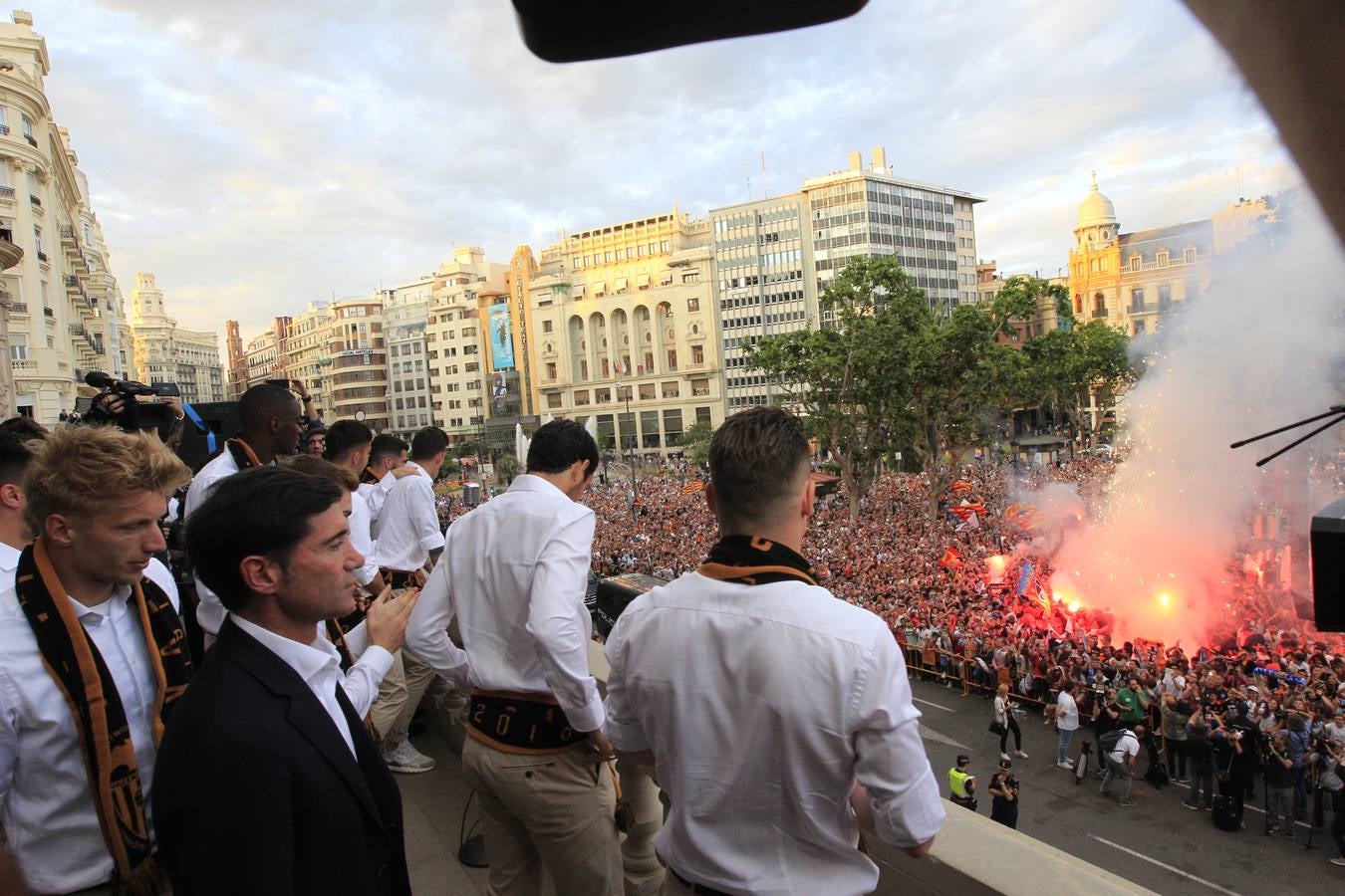 Jugadores, técnicos y directivos del Valencia CF han ofrecido el trofeo de la octava Copa del Rey a la Mare de Déu dels Desamparats, la Geperudeta, en la Basílica de la Virgen. Tras este acto se han dirigido al Palau de la Generalitat, donde les ha recibido Ximo Puig y al Ayuntamiento, donde les esperaba Joan Ribó. 