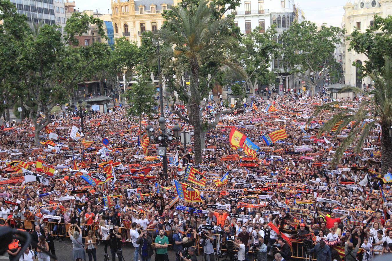 Jugadores, técnicos y directivos del Valencia CF han ofrecido el trofeo de la octava Copa del Rey a la Mare de Déu dels Desamparats, la Geperudeta, en la Basílica de la Virgen. Tras este acto se han dirigido al Palau de la Generalitat, donde les ha recibido Ximo Puig y al Ayuntamiento, donde les esperaba Joan Ribó. 