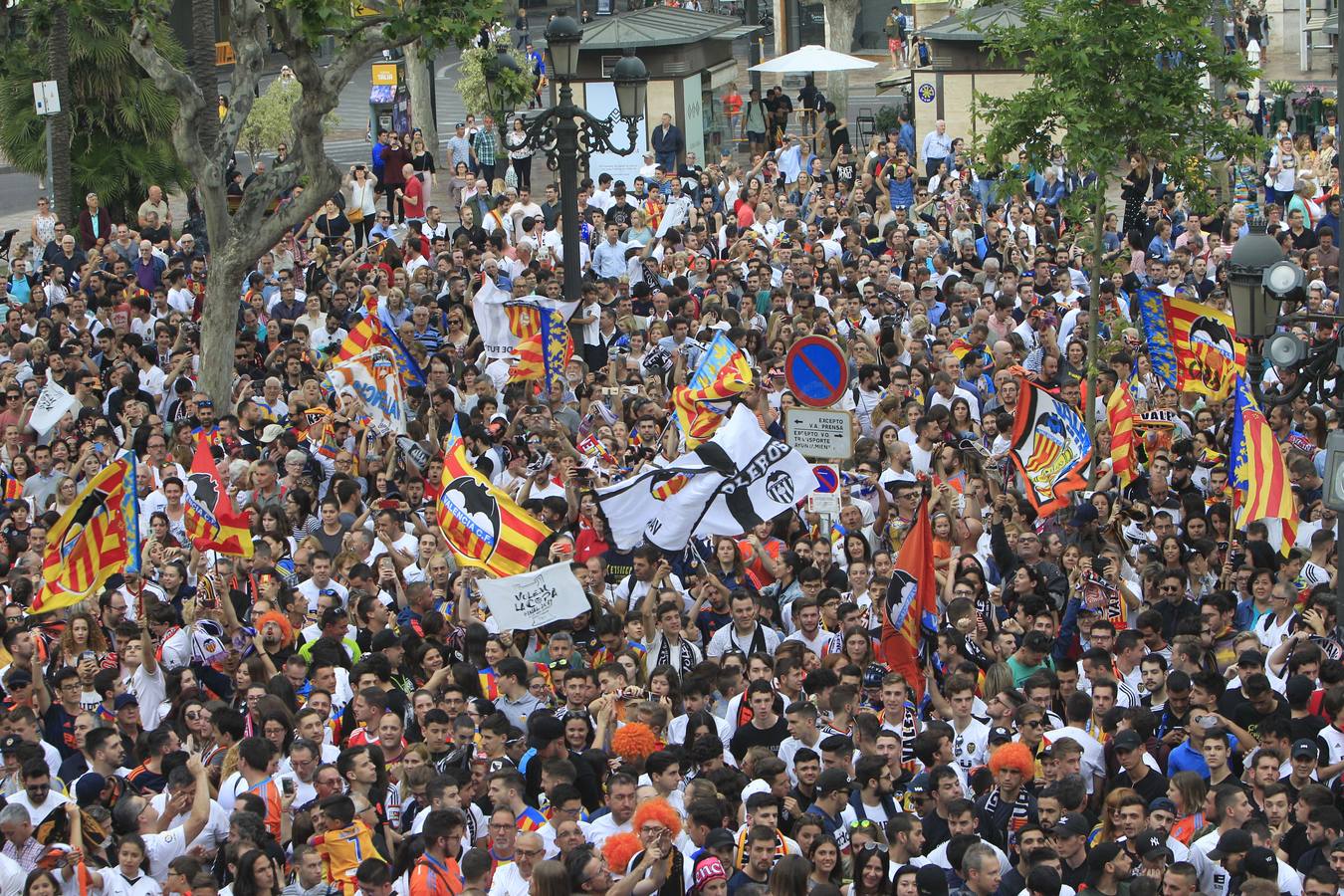 Jugadores, técnicos y directivos del Valencia CF han ofrecido el trofeo de la octava Copa del Rey a la Mare de Déu dels Desamparats, la Geperudeta, en la Basílica de la Virgen. Tras este acto se han dirigido al Palau de la Generalitat, donde les ha recibido Ximo Puig y al Ayuntamiento, donde les esperaba Joan Ribó. 