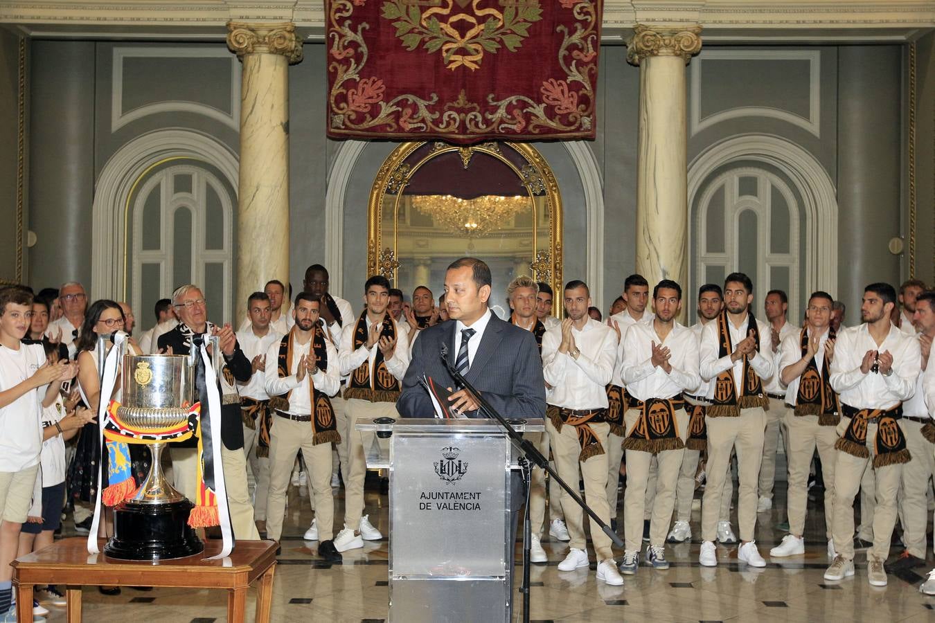 Jugadores, técnicos y directivos del Valencia CF han ofrecido el trofeo de la octava Copa del Rey a la Mare de Déu dels Desamparats, la Geperudeta, en la Basílica de la Virgen. Tras este acto se han dirigido al Palau de la Generalitat, donde les ha recibido Ximo Puig y al Ayuntamiento, donde les esperaba Joan Ribó. 