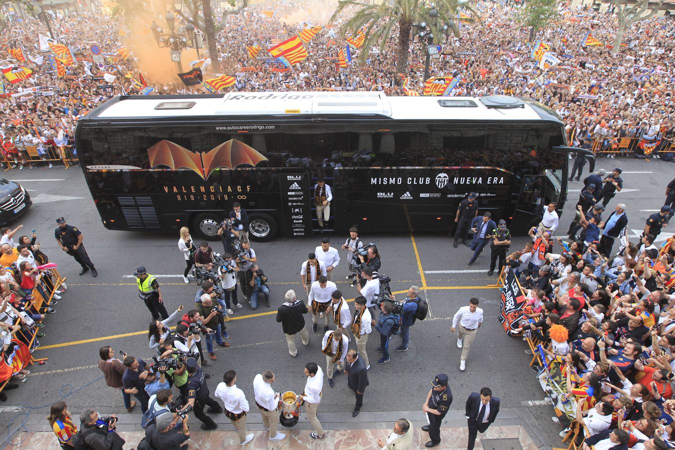 Jugadores, técnicos y directivos del Valencia CF han ofrecido el trofeo de la octava Copa del Rey a la Mare de Déu dels Desamparats, la Geperudeta, en la Basílica de la Virgen. Tras este acto se han dirigido al Palau de la Generalitat, donde les ha recibido Ximo Puig y al Ayuntamiento, donde les esperaba Joan Ribó. 