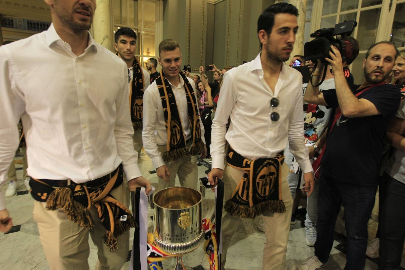 Jugadores, técnicos y directivos del Valencia CF han ofrecido el trofeo de la octava Copa del Rey a la Mare de Déu dels Desamparats, la Geperudeta, en la Basílica de la Virgen. Tras este acto se han dirigido al Palau de la Generalitat, donde les ha recibido Ximo Puig y al Ayuntamiento, donde les esperaba Joan Ribó. 