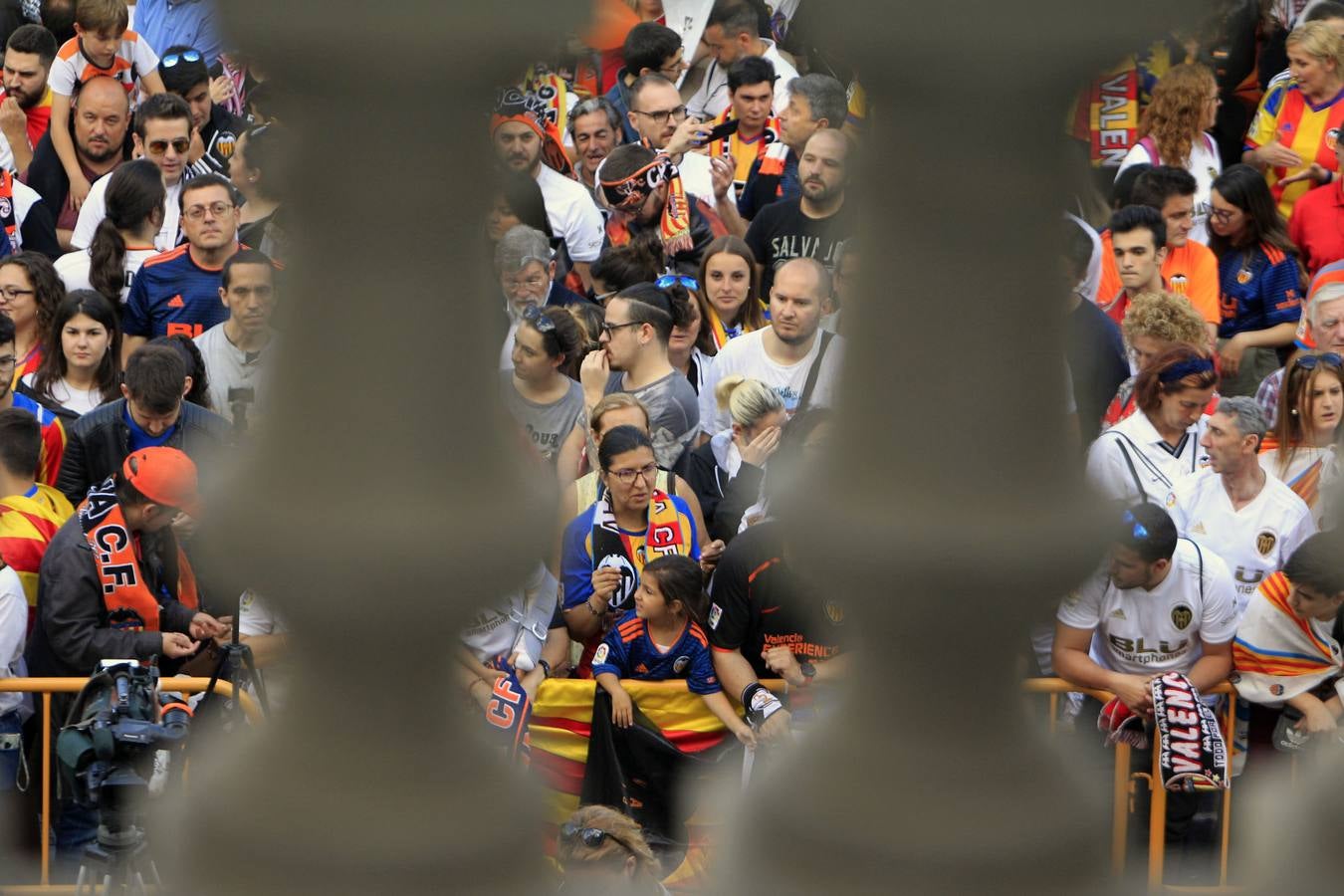 Jugadores, técnicos y directivos del Valencia CF han ofrecido el trofeo de la octava Copa del Rey a la Mare de Déu dels Desamparats, la Geperudeta, en la Basílica de la Virgen. Tras este acto se han dirigido al Palau de la Generalitat, donde les ha recibido Ximo Puig y al Ayuntamiento, donde les esperaba Joan Ribó. 