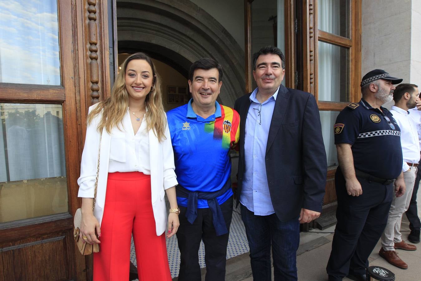 Jugadores, técnicos y directivos del Valencia CF han ofrecido el trofeo de la octava Copa del Rey a la Mare de Déu dels Desamparats, la Geperudeta, en la Basílica de la Virgen. Tras este acto se han dirigido al Palau de la Generalitat, donde les ha recibido Ximo Puig y al Ayuntamiento, donde les esperaba Joan Ribó. 