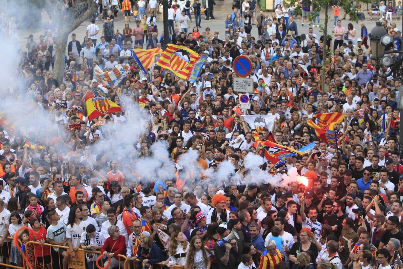 Jugadores, técnicos y directivos del Valencia CF han ofrecido el trofeo de la octava Copa del Rey a la Mare de Déu dels Desamparats, la Geperudeta, en la Basílica de la Virgen. Tras este acto se han dirigido al Palau de la Generalitat, donde les ha recibido Ximo Puig y al Ayuntamiento, donde les esperaba Joan Ribó. 