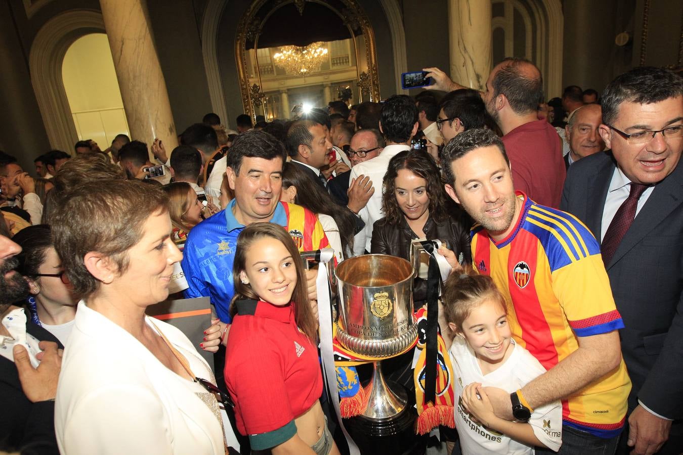 Jugadores, técnicos y directivos del Valencia CF han ofrecido el trofeo de la octava Copa del Rey a la Mare de Déu dels Desamparats, la Geperudeta, en la Basílica de la Virgen. Tras este acto se han dirigido al Palau de la Generalitat, donde les ha recibido Ximo Puig y al Ayuntamiento, donde les esperaba Joan Ribó. 