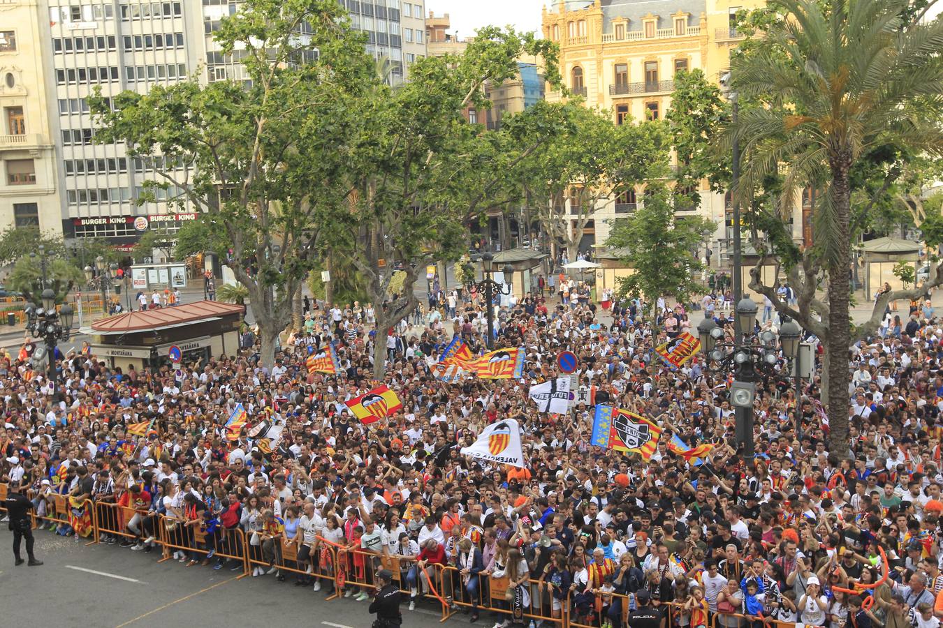 Jugadores, técnicos y directivos del Valencia CF han ofrecido el trofeo de la octava Copa del Rey a la Mare de Déu dels Desamparats, la Geperudeta, en la Basílica de la Virgen. Tras este acto se han dirigido al Palau de la Generalitat, donde les ha recibido Ximo Puig y al Ayuntamiento, donde les esperaba Joan Ribó. 