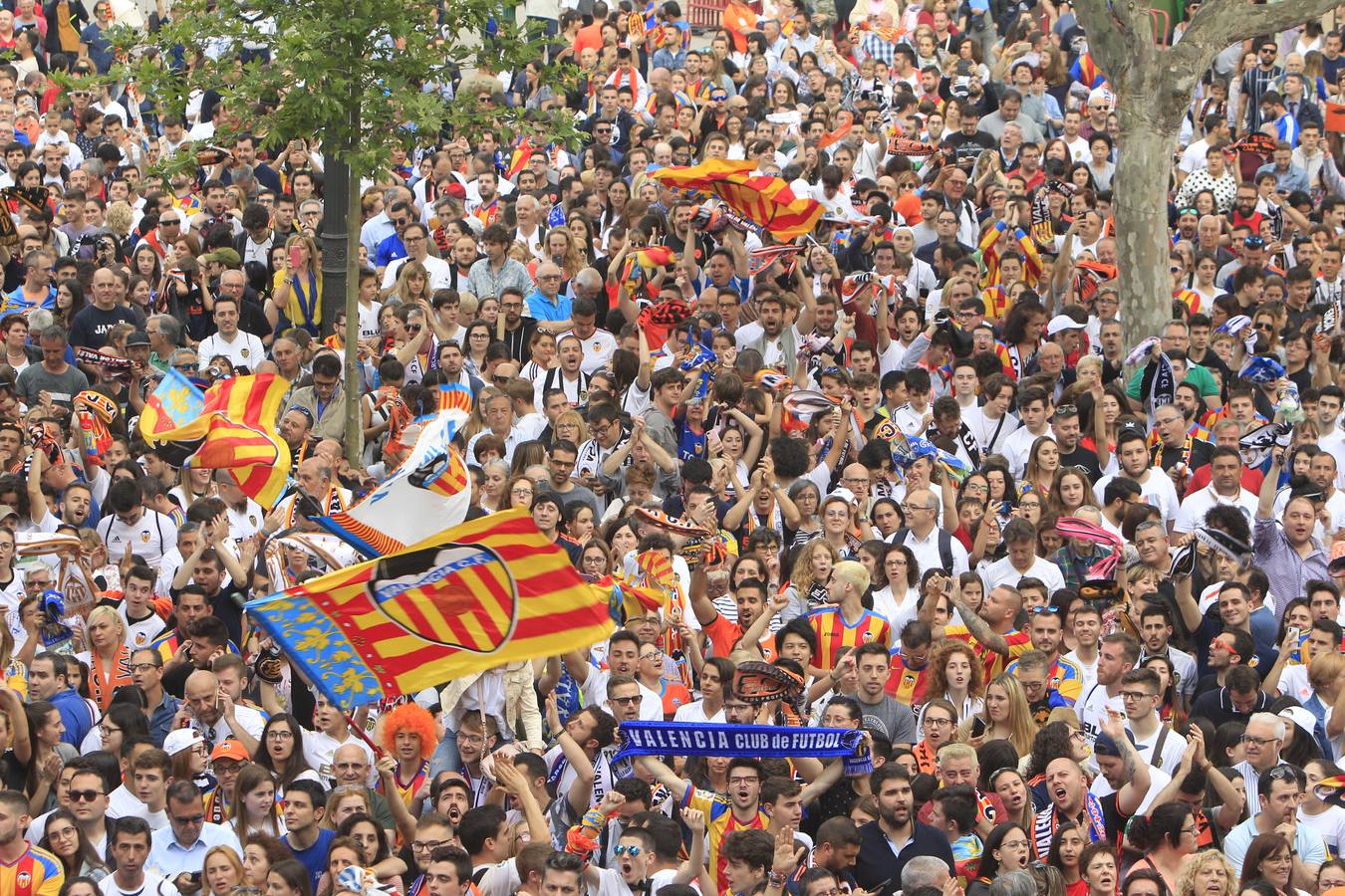 Jugadores, técnicos y directivos del Valencia CF han ofrecido el trofeo de la octava Copa del Rey a la Mare de Déu dels Desamparats, la Geperudeta, en la Basílica de la Virgen. Tras este acto se han dirigido al Palau de la Generalitat, donde les ha recibido Ximo Puig y al Ayuntamiento, donde les esperaba Joan Ribó. 