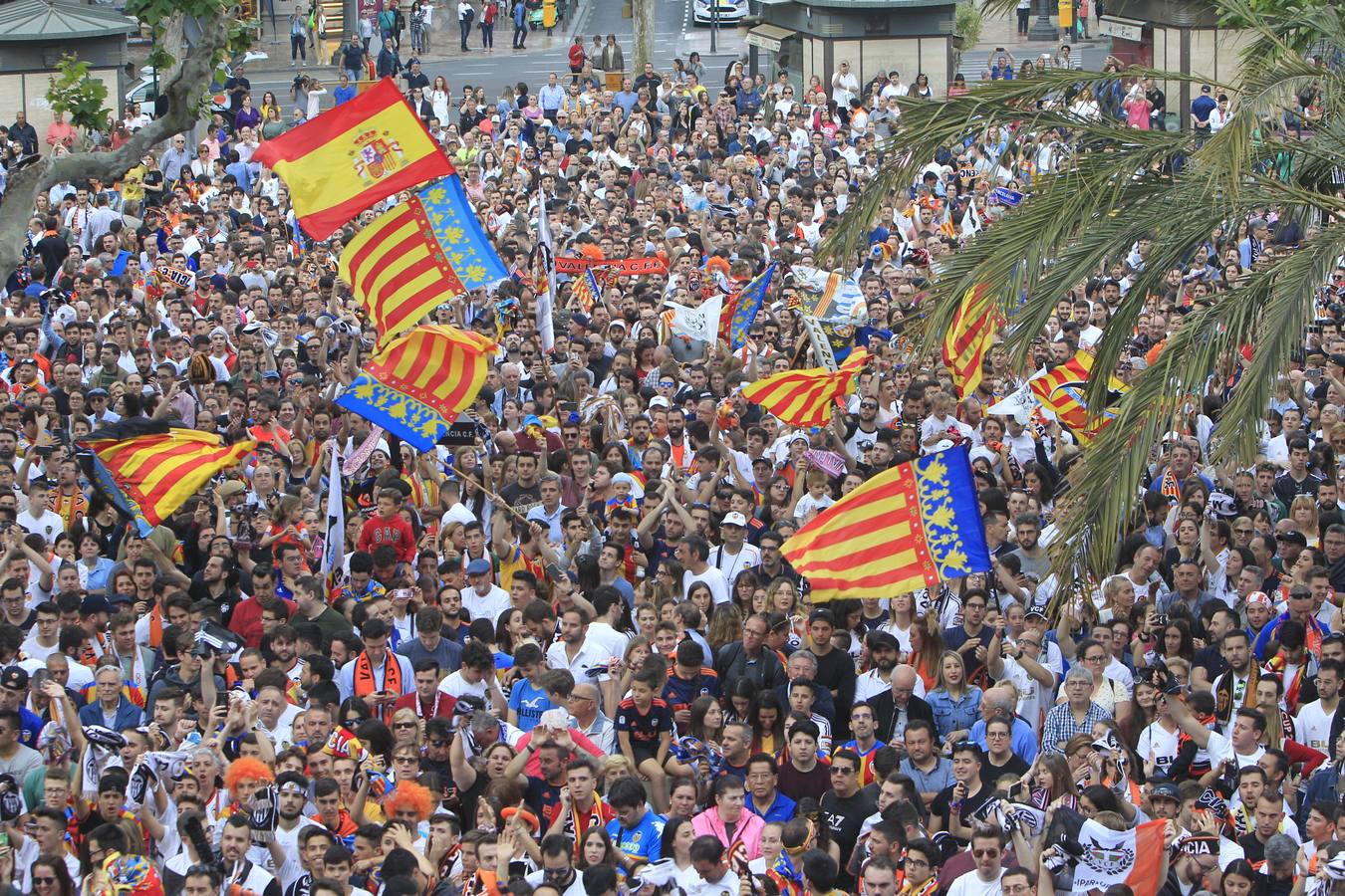 Jugadores, técnicos y directivos del Valencia CF han ofrecido el trofeo de la octava Copa del Rey a la Mare de Déu dels Desamparats, la Geperudeta, en la Basílica de la Virgen. Tras este acto se han dirigido al Palau de la Generalitat, donde les ha recibido Ximo Puig y al Ayuntamiento, donde les esperaba Joan Ribó. 