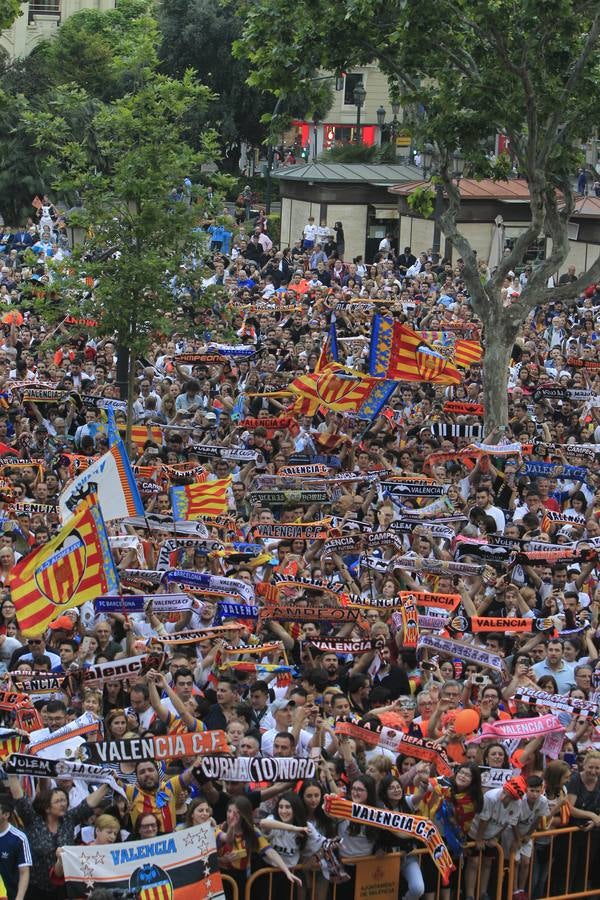 Jugadores, técnicos y directivos del Valencia CF han ofrecido el trofeo de la octava Copa del Rey a la Mare de Déu dels Desamparats, la Geperudeta, en la Basílica de la Virgen. Tras este acto se han dirigido al Palau de la Generalitat, donde les ha recibido Ximo Puig y al Ayuntamiento, donde les esperaba Joan Ribó. 