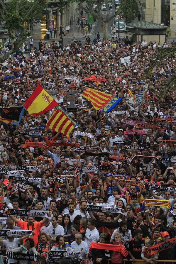 Jugadores, técnicos y directivos del Valencia CF han ofrecido el trofeo de la octava Copa del Rey a la Mare de Déu dels Desamparats, la Geperudeta, en la Basílica de la Virgen. Tras este acto se han dirigido al Palau de la Generalitat, donde les ha recibido Ximo Puig y al Ayuntamiento, donde les esperaba Joan Ribó. 