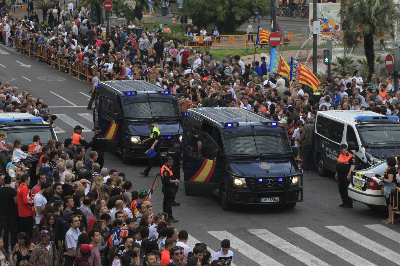 Jugadores, técnicos y directivos del Valencia CF han ofrecido el trofeo de la octava Copa del Rey a la Mare de Déu dels Desamparats, la Geperudeta, en la Basílica de la Virgen. Tras este acto se han dirigido al Palau de la Generalitat, donde les ha recibido Ximo Puig y al Ayuntamiento, donde les esperaba Joan Ribó. 