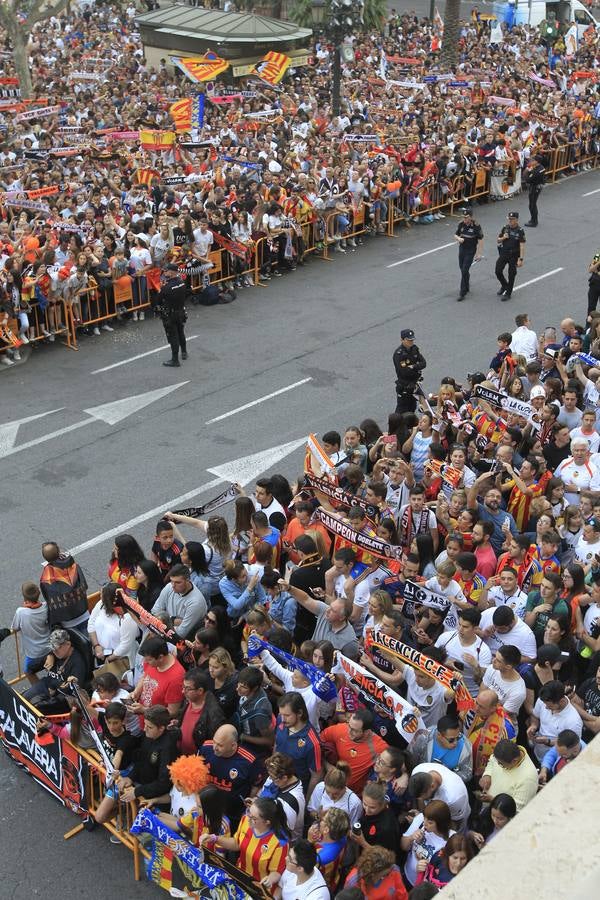 Jugadores, técnicos y directivos del Valencia CF han ofrecido el trofeo de la octava Copa del Rey a la Mare de Déu dels Desamparats, la Geperudeta, en la Basílica de la Virgen. Tras este acto se han dirigido al Palau de la Generalitat, donde les ha recibido Ximo Puig y al Ayuntamiento, donde les esperaba Joan Ribó. 