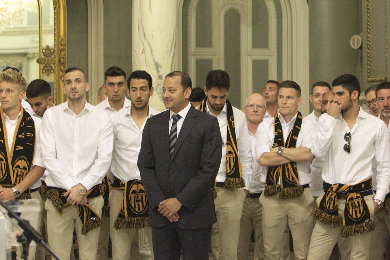 Jugadores, técnicos y directivos del Valencia CF han ofrecido el trofeo de la octava Copa del Rey a la Mare de Déu dels Desamparats, la Geperudeta, en la Basílica de la Virgen. Tras este acto se han dirigido al Palau de la Generalitat, donde les ha recibido Ximo Puig y al Ayuntamiento, donde les esperaba Joan Ribó. 