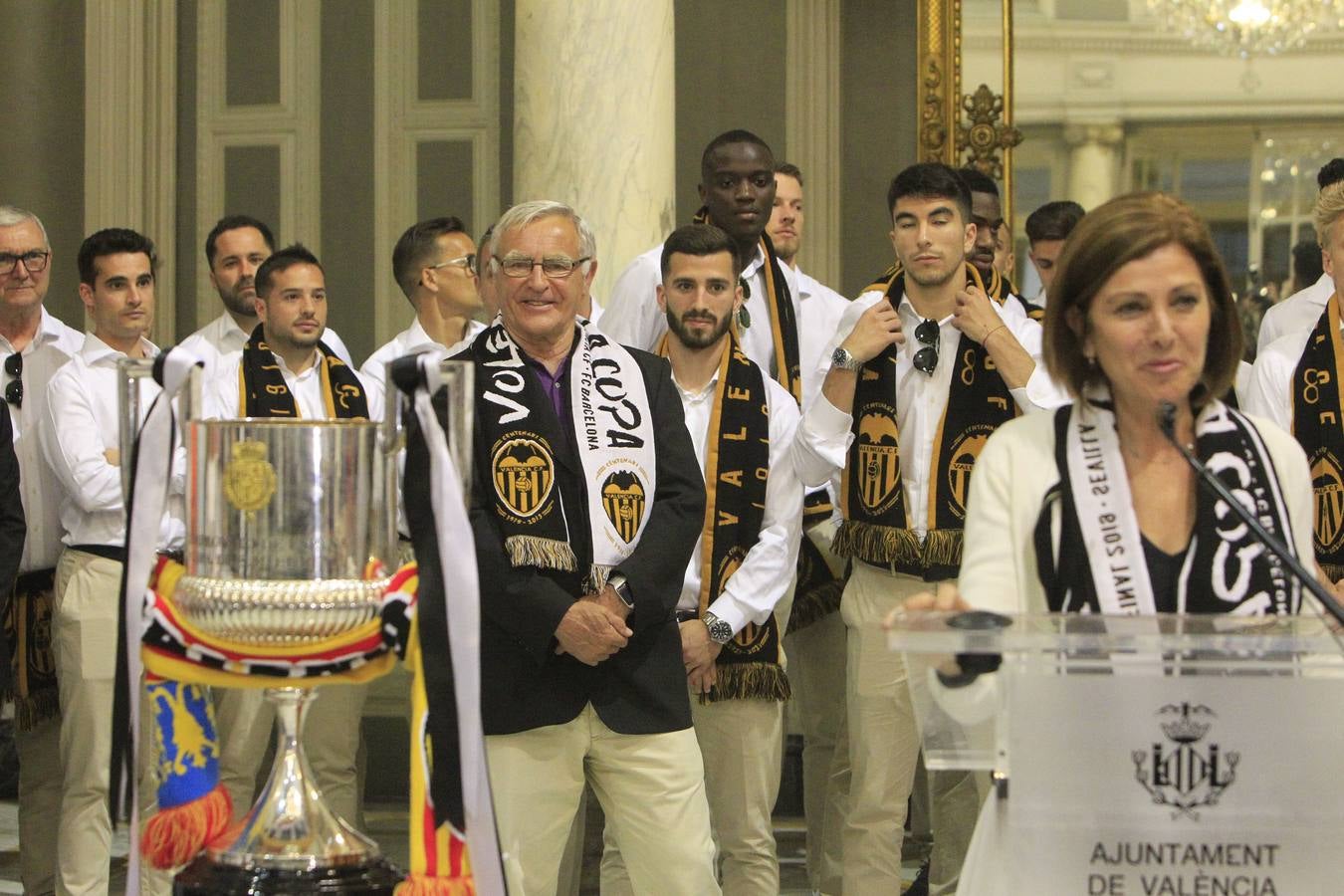 Jugadores, técnicos y directivos del Valencia CF han ofrecido el trofeo de la octava Copa del Rey a la Mare de Déu dels Desamparats, la Geperudeta, en la Basílica de la Virgen. Tras este acto se han dirigido al Palau de la Generalitat, donde les ha recibido Ximo Puig y al Ayuntamiento, donde les esperaba Joan Ribó. 