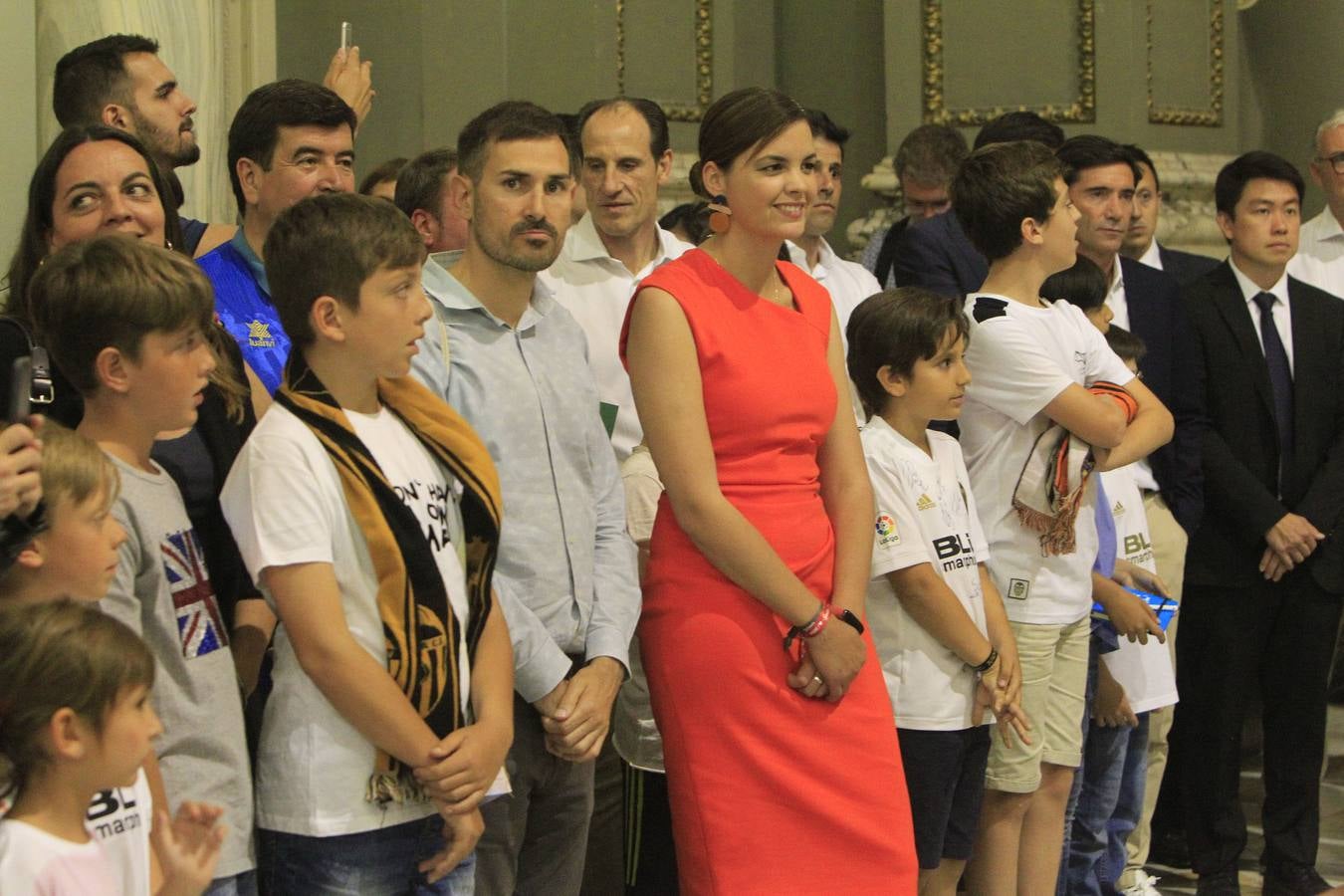 Jugadores, técnicos y directivos del Valencia CF han ofrecido el trofeo de la octava Copa del Rey a la Mare de Déu dels Desamparats, la Geperudeta, en la Basílica de la Virgen. Tras este acto se han dirigido al Palau de la Generalitat, donde les ha recibido Ximo Puig y al Ayuntamiento, donde les esperaba Joan Ribó. 