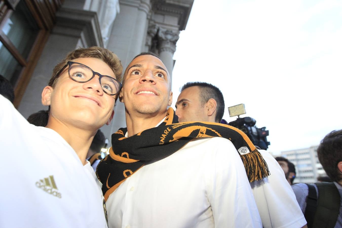 Jugadores, técnicos y directivos del Valencia CF han ofrecido el trofeo de la octava Copa del Rey a la Mare de Déu dels Desamparats, la Geperudeta, en la Basílica de la Virgen. Tras este acto se han dirigido al Palau de la Generalitat, donde les ha recibido Ximo Puig y al Ayuntamiento, donde les esperaba Joan Ribó. 