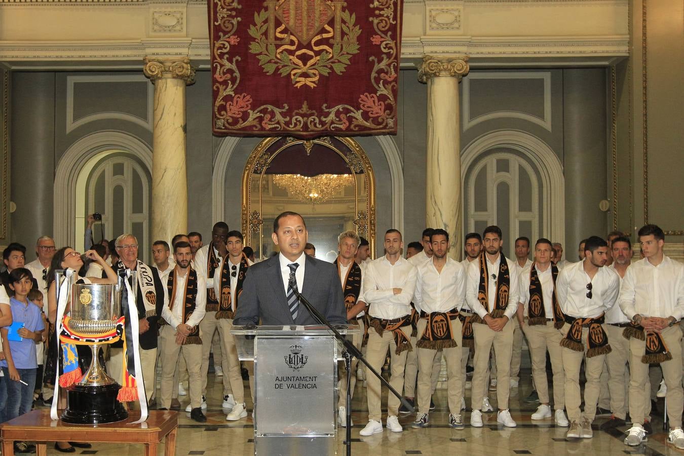 Jugadores, técnicos y directivos del Valencia CF han ofrecido el trofeo de la octava Copa del Rey a la Mare de Déu dels Desamparats, la Geperudeta, en la Basílica de la Virgen. Tras este acto se han dirigido al Palau de la Generalitat, donde les ha recibido Ximo Puig y al Ayuntamiento, donde les esperaba Joan Ribó. 