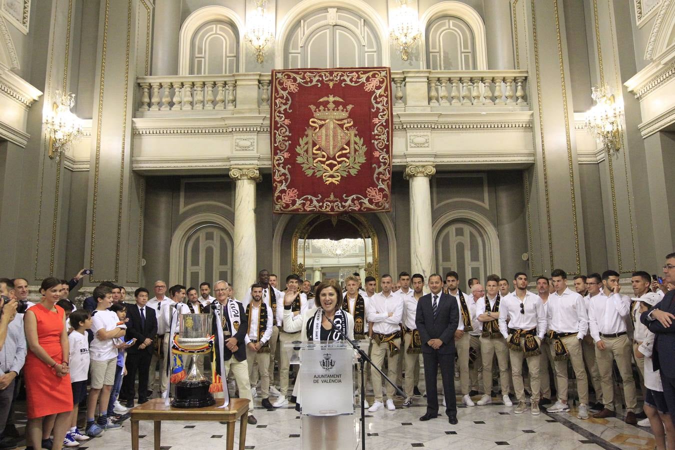 Jugadores, técnicos y directivos del Valencia CF han ofrecido el trofeo de la octava Copa del Rey a la Mare de Déu dels Desamparats, la Geperudeta, en la Basílica de la Virgen. Tras este acto se han dirigido al Palau de la Generalitat, donde les ha recibido Ximo Puig y al Ayuntamiento, donde les esperaba Joan Ribó. 