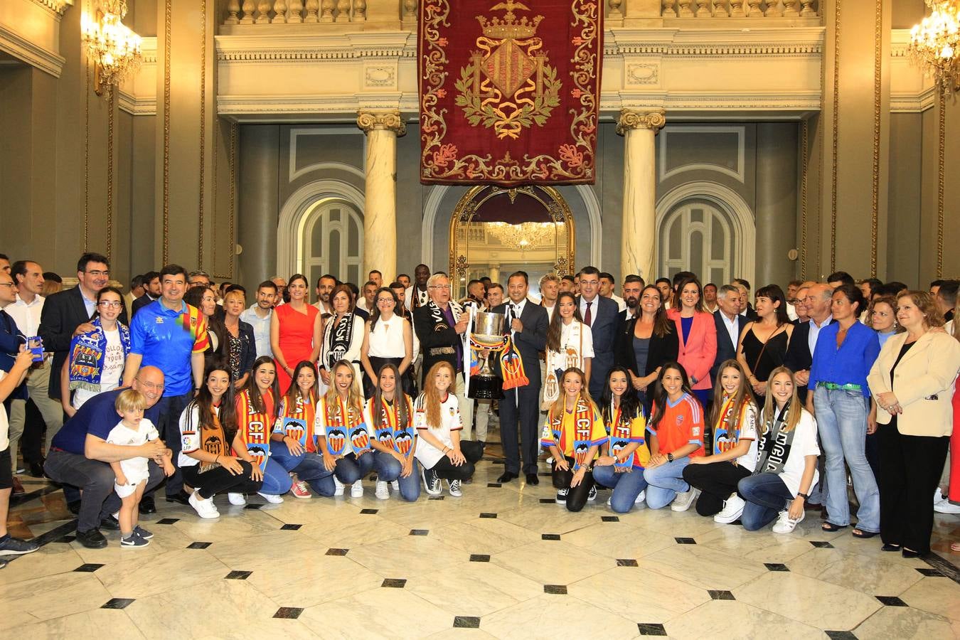 Jugadores, técnicos y directivos del Valencia CF han ofrecido el trofeo de la octava Copa del Rey a la Mare de Déu dels Desamparats, la Geperudeta, en la Basílica de la Virgen. Tras este acto se han dirigido al Palau de la Generalitat, donde les ha recibido Ximo Puig y al Ayuntamiento, donde les esperaba Joan Ribó. 