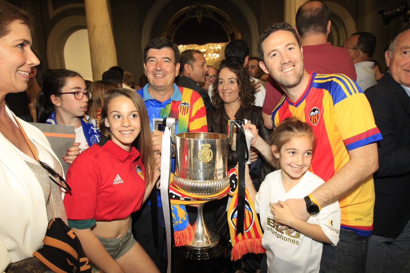 Jugadores, técnicos y directivos del Valencia CF han ofrecido el trofeo de la octava Copa del Rey a la Mare de Déu dels Desamparats, la Geperudeta, en la Basílica de la Virgen. Tras este acto se han dirigido al Palau de la Generalitat, donde les ha recibido Ximo Puig y al Ayuntamiento, donde les esperaba Joan Ribó. 