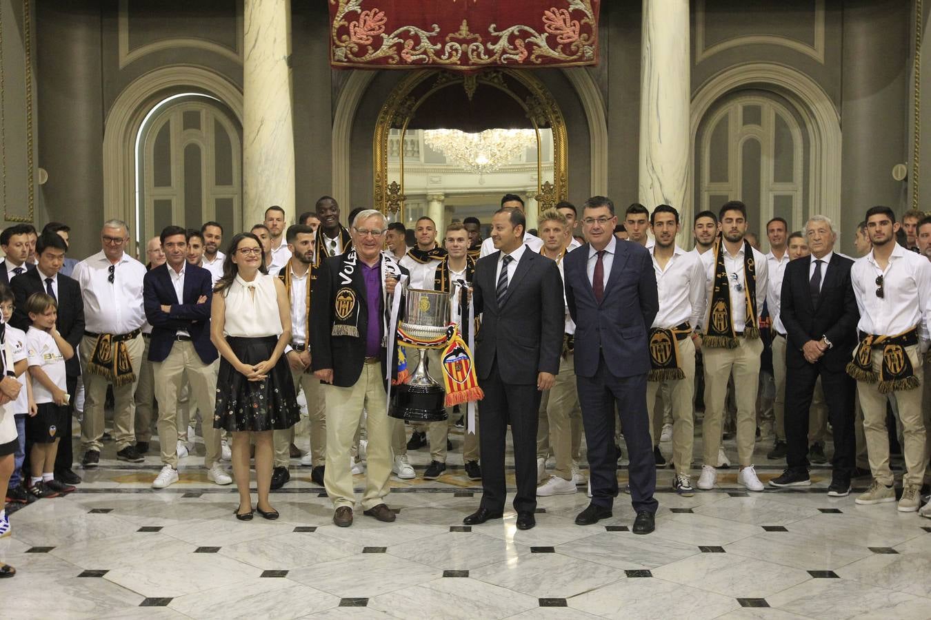 Jugadores, técnicos y directivos del Valencia CF han ofrecido el trofeo de la octava Copa del Rey a la Mare de Déu dels Desamparats, la Geperudeta, en la Basílica de la Virgen. Tras este acto se han dirigido al Palau de la Generalitat, donde les ha recibido Ximo Puig y al Ayuntamiento, donde les esperaba Joan Ribó. 