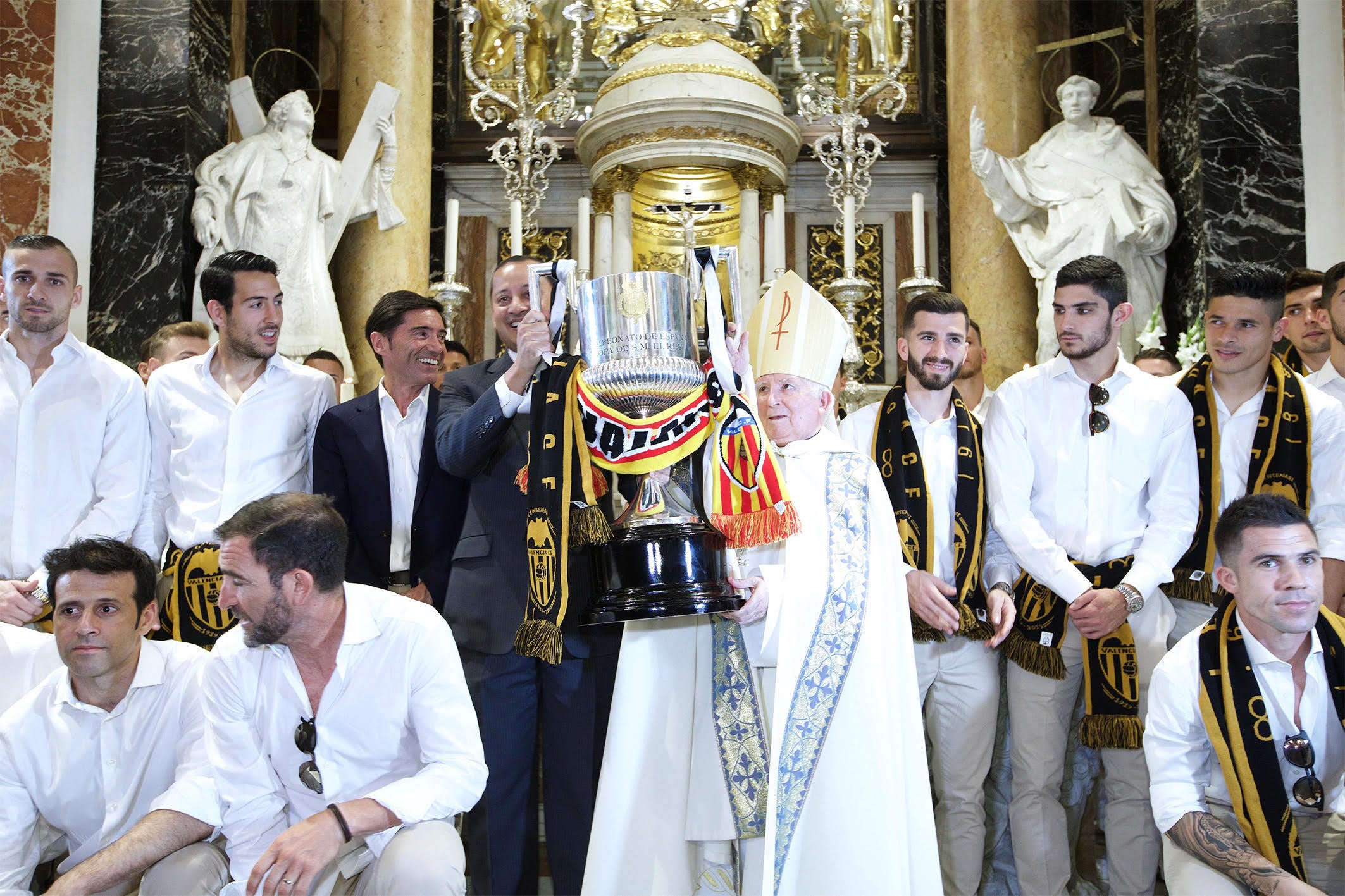 Jugadores, técnicos y directivos del Valencia CF han ofrecido el trofeo de la octava Copa del Rey a la Mare de Déu dels Desamparats, la Geperudeta, en la Basílica de la Virgen. Tras este acto se han dirigido al Palau de la Generalitat, donde les ha recibido Ximo Puig y al Ayuntamiento, donde les esperaba Joan Ribó. 