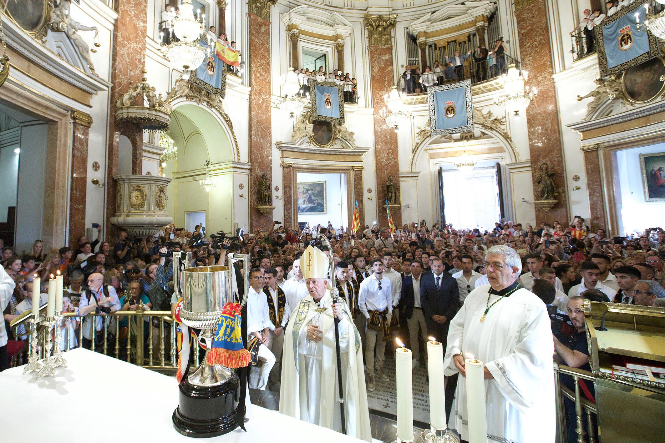 Jugadores, técnicos y directivos del Valencia CF han ofrecido el trofeo de la octava Copa del Rey a la Mare de Déu dels Desamparats, la Geperudeta, en la Basílica de la Virgen. Tras este acto se han dirigido al Palau de la Generalitat, donde les ha recibido Ximo Puig y al Ayuntamiento, donde les esperaba Joan Ribó. 