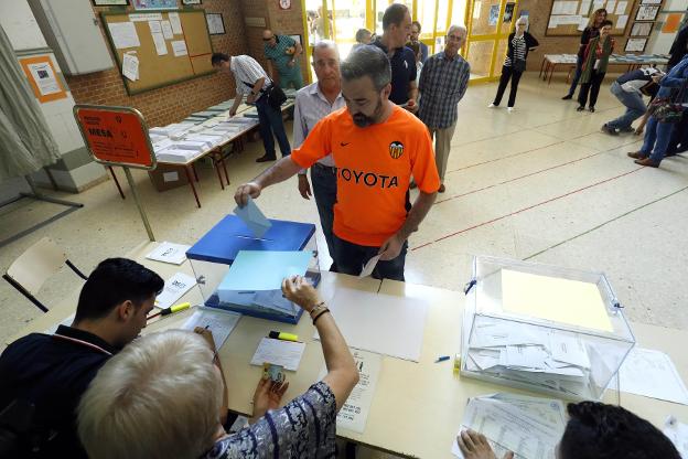 Una mesa electoral en las elecciones del domingo. 