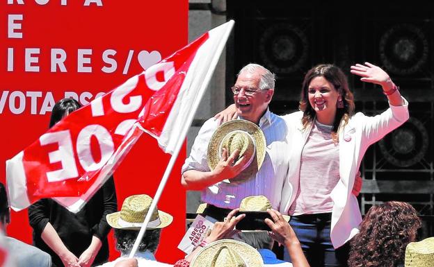 Josep Borrell y Sandra Gómez en un mitin de la última campaña electoral. 